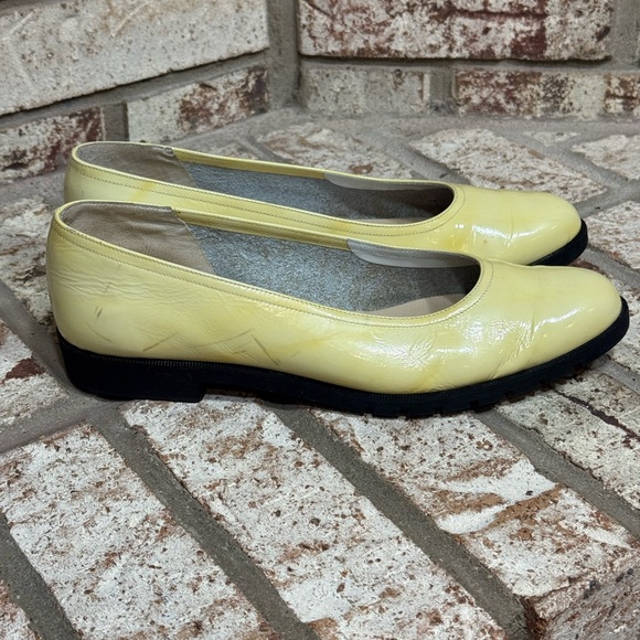 Vintage Salvatore Ferragamo Italian Yellow Patent Leather Flats Size 8 - Picture 3 of 7